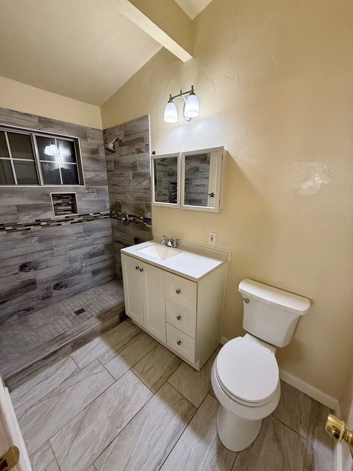 4901 Frink Ave - Photo 7 of 35
