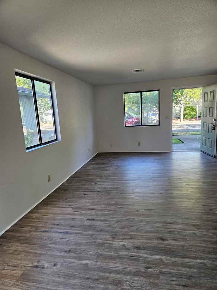 605 Se 8th St - Photo 2 of 7