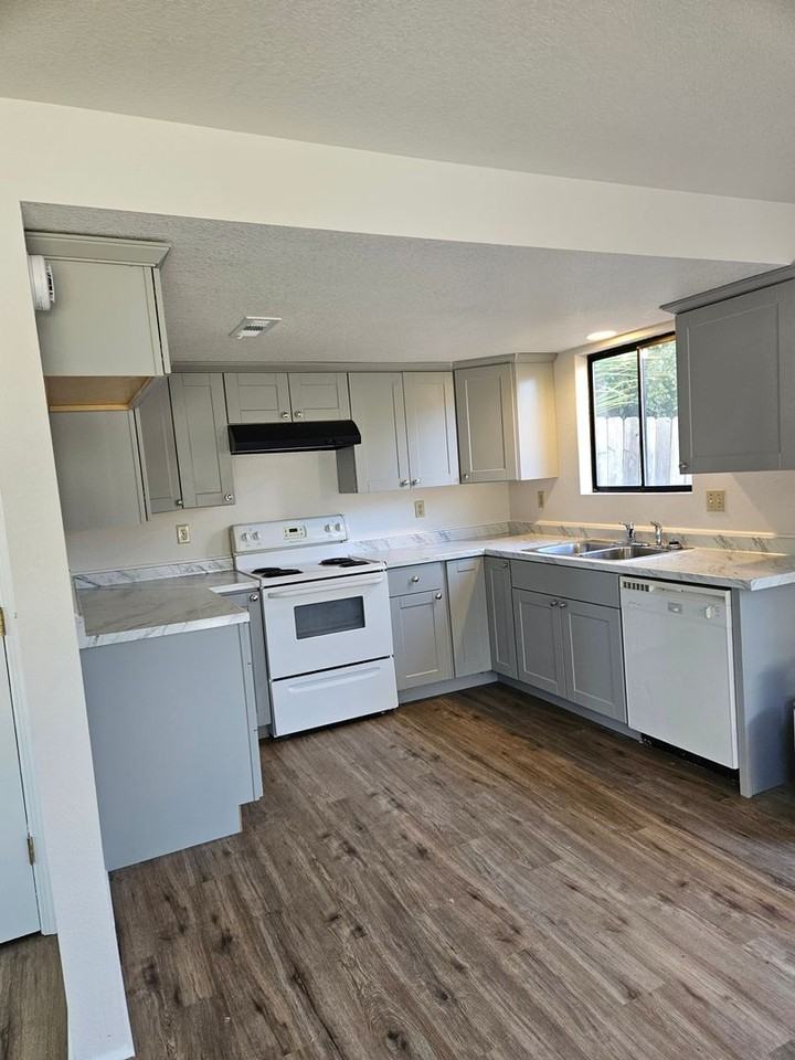 605 Se 8th St - Photo 3 of 7
