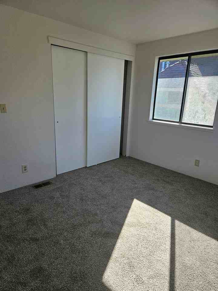605 Se 8th St - Photo 5 of 7