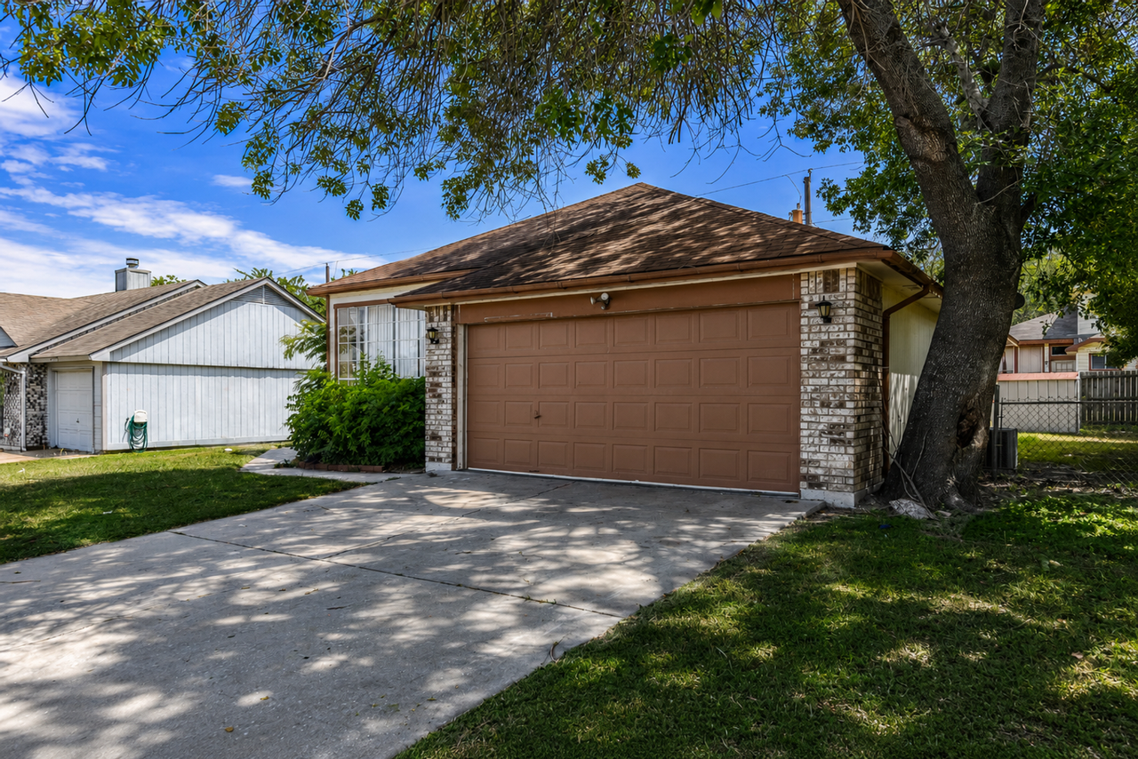 2308 Woodlands Dr - Photo 2 of 19