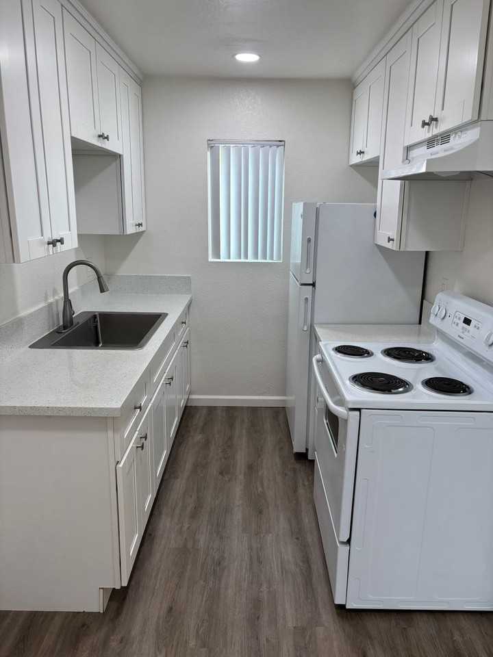 3117 Valle Ave - Photo 2 of 8