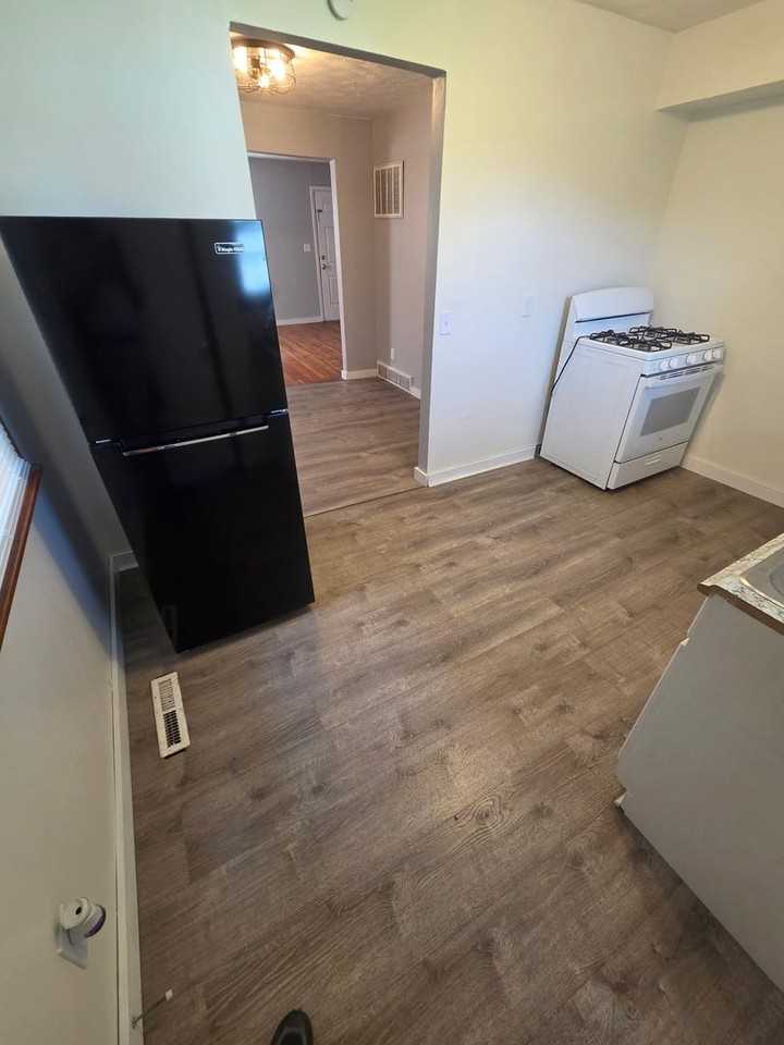 136 E 10th St - Photo 6 of 12