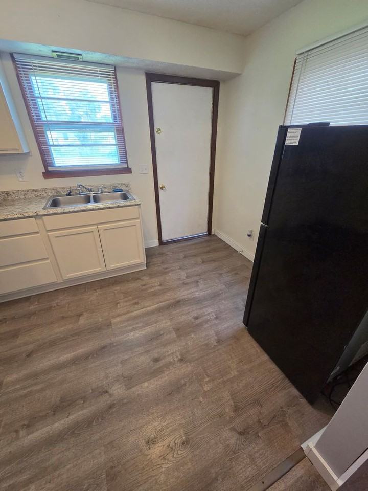 136 E 10th St - Photo 7 of 12