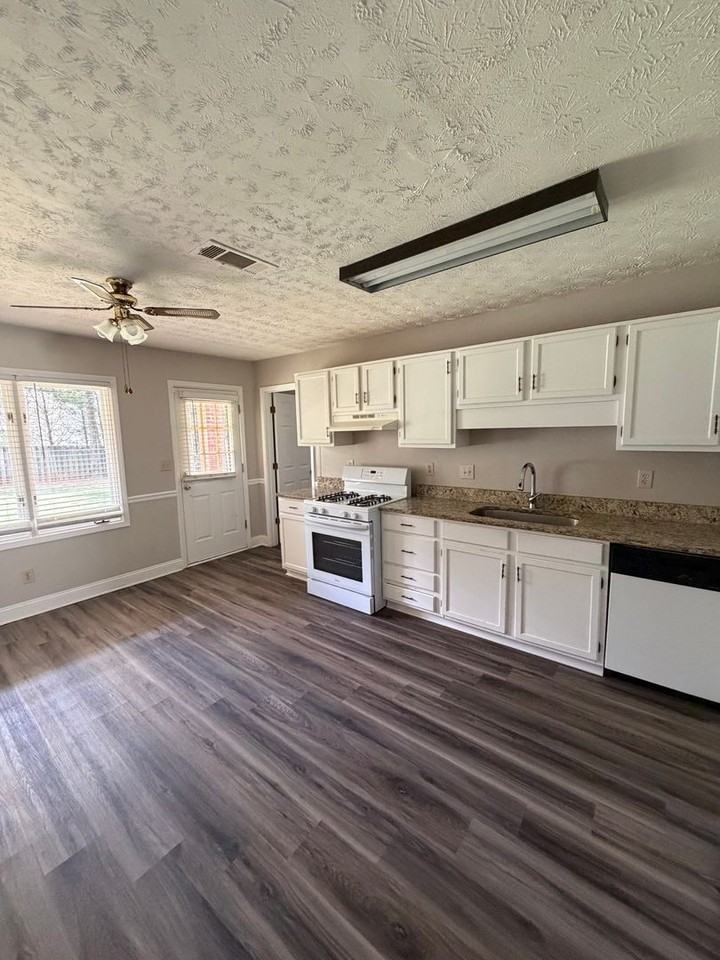 2107 Fairway Ct Se - Photo 7 of 31