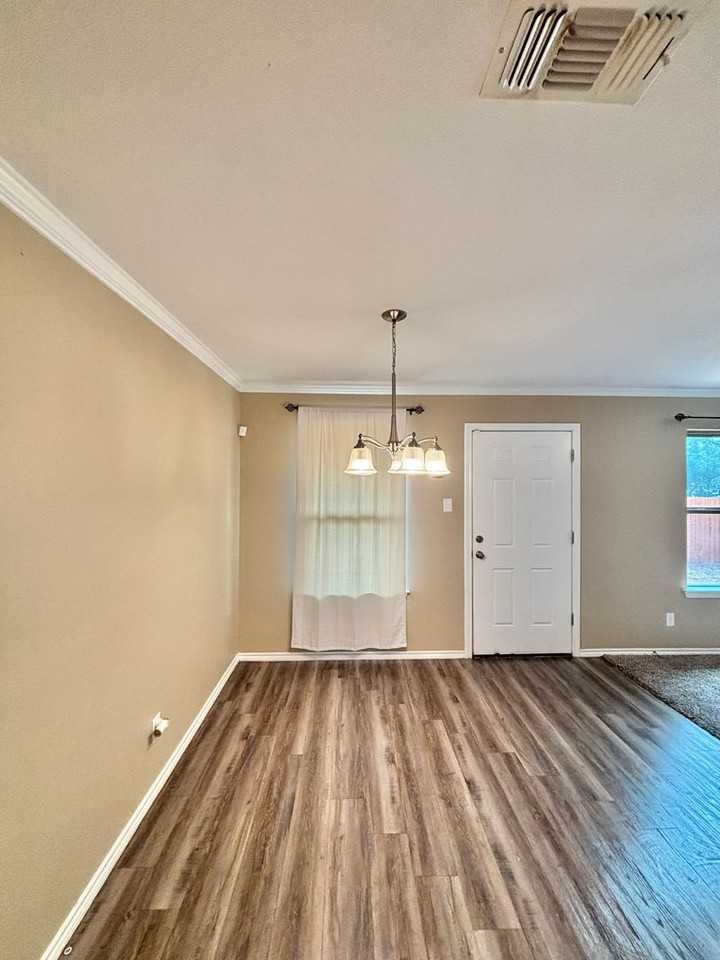 908 N Garfield St - Photo 5 of 13