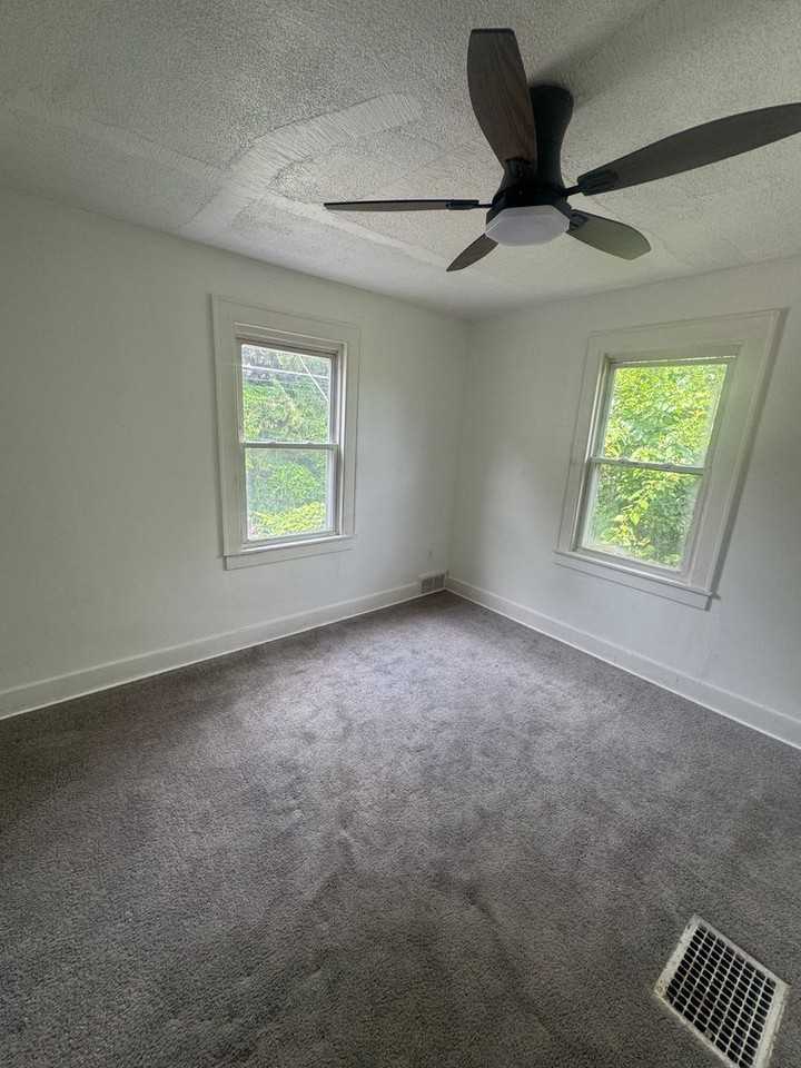 275 Greensburg Pike - Photo 3 of 9