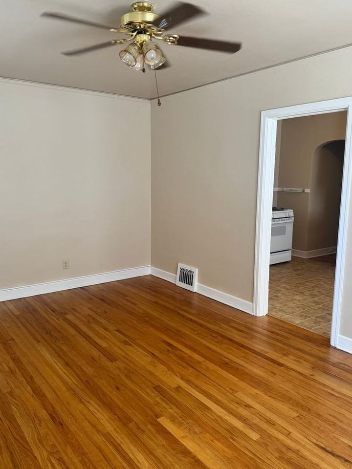1504 E 19th St - Photo 3 of 10