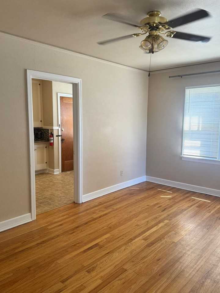 1504 E 19th St - Photo 4 of 10