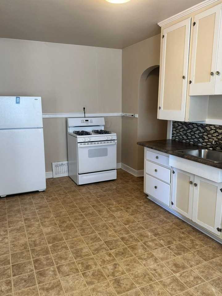 1504 E 19th St - Photo 5 of 10