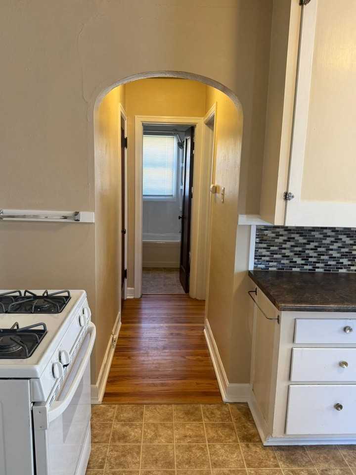 1504 E 19th St - Photo 6 of 10