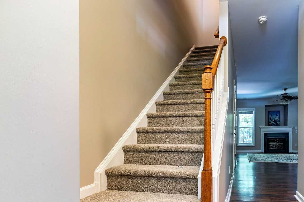 208 Sir William Ln - Photo 4 of 28