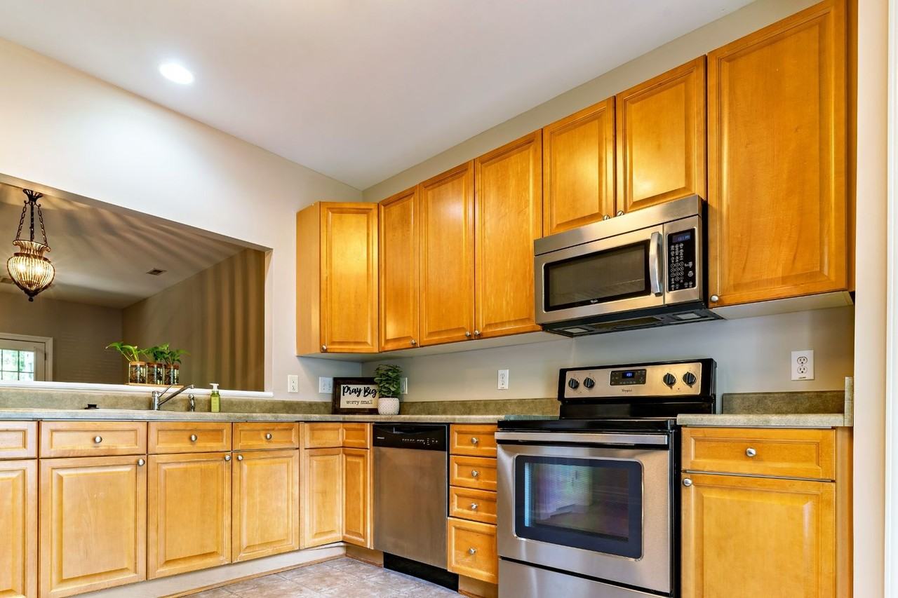 208 Sir William Ln - Photo 7 of 28