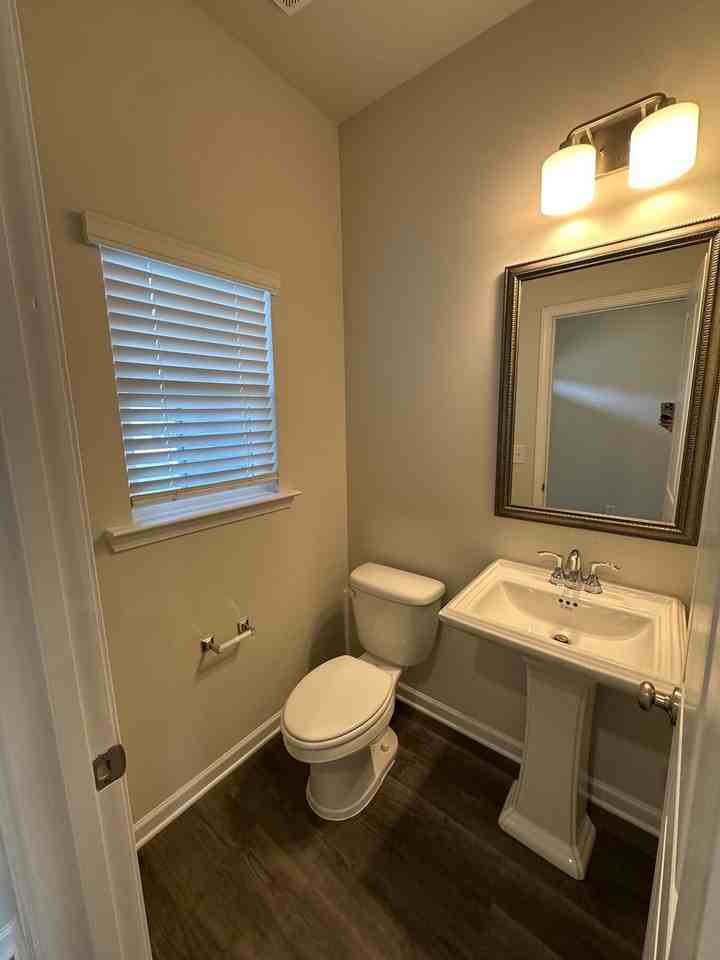 304 S Lake Ct - Photo 4 of 20