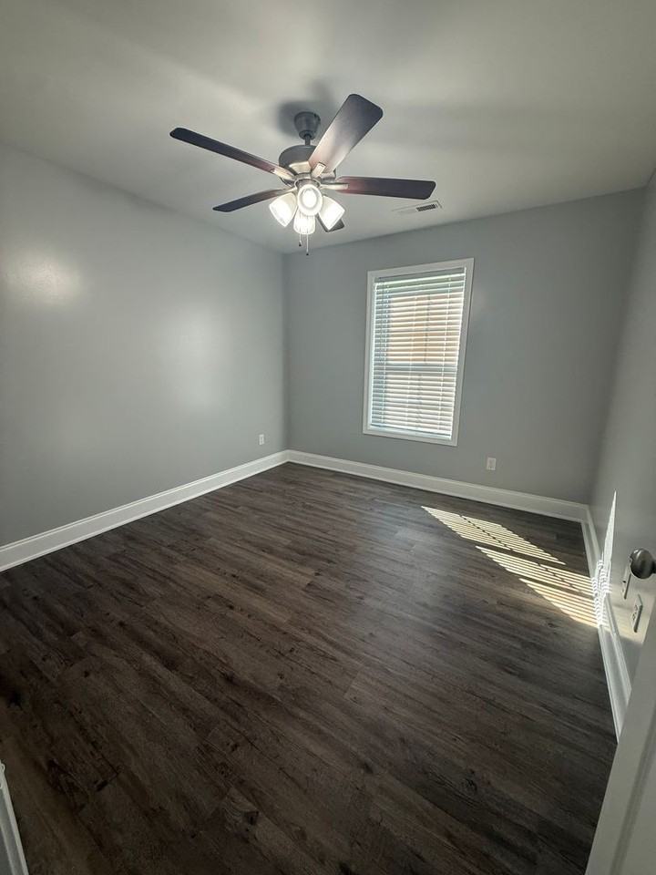 186 Oak St - Photo 7 of 11