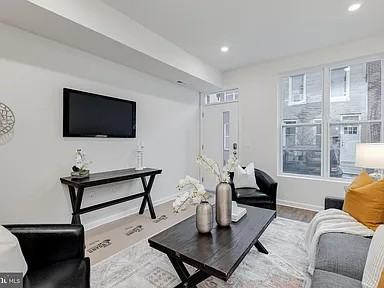 2224 Greenwich St #NA - Photo 3 of 13