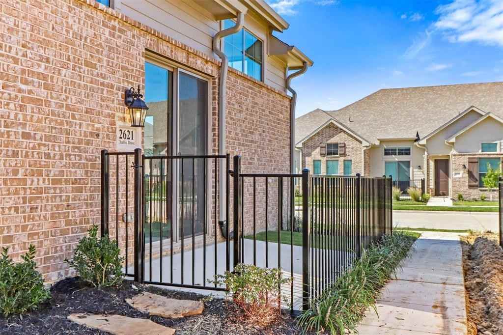 2621 Chablis Dr - Photo 2 of 18