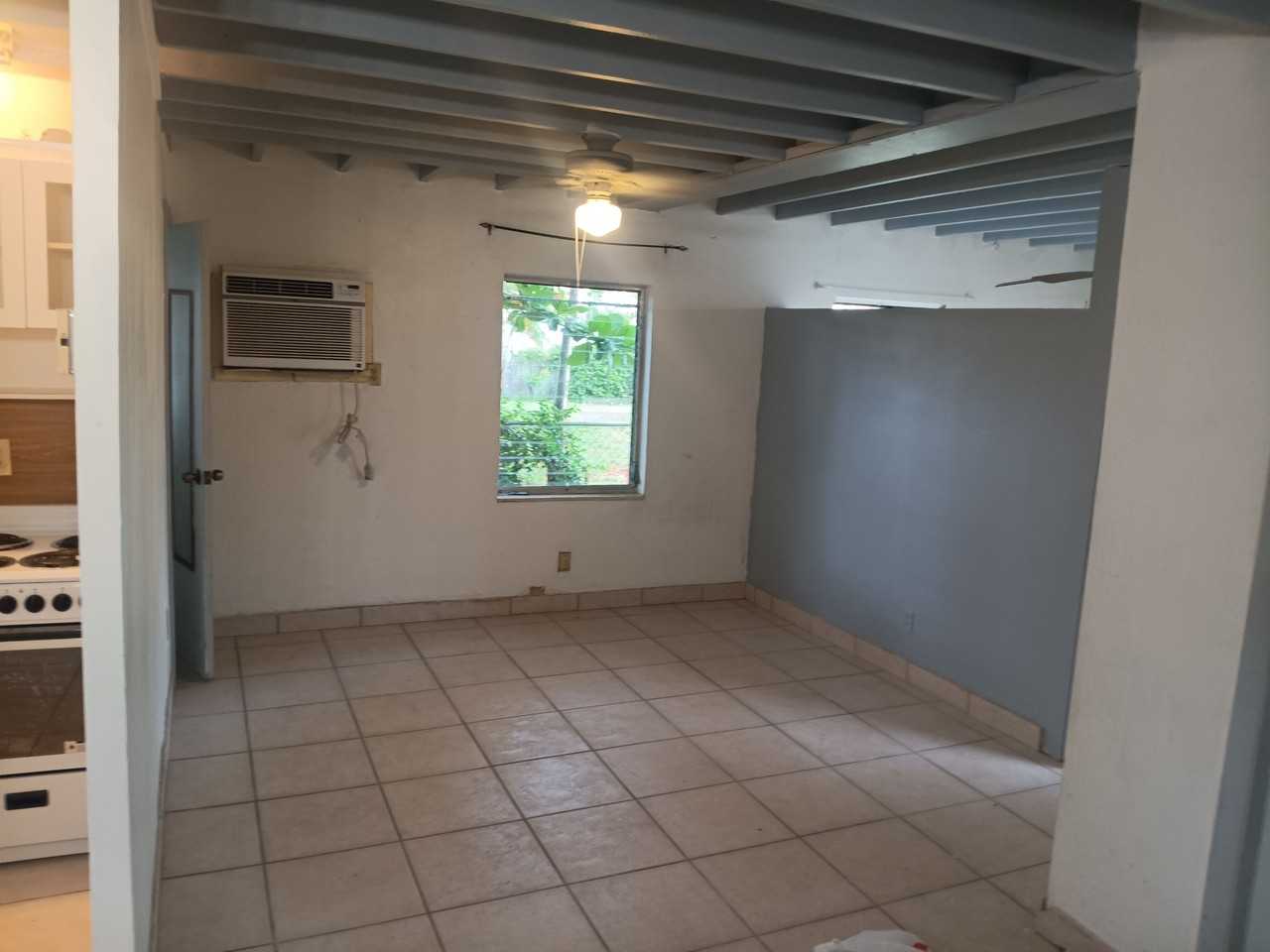 718 Sw 8th St #B - Photo 2 of 5
