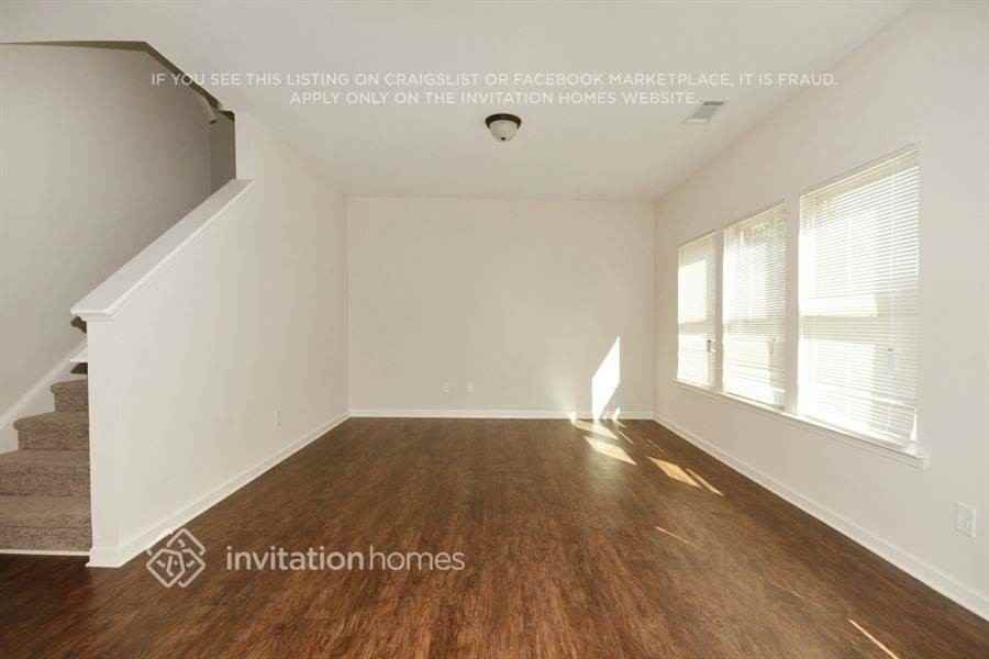 469 Village Broad St - Photo 2 of 11