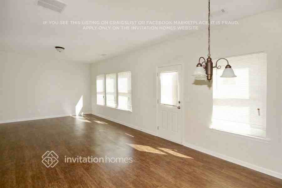 469 Village Broad St - Photo 3 of 11
