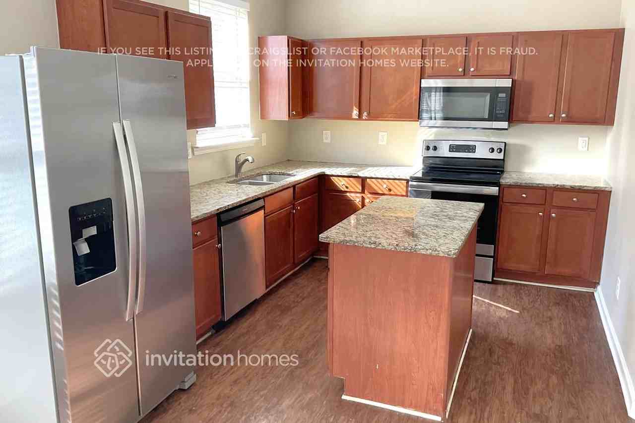 469 Village Broad St - Photo 4 of 11