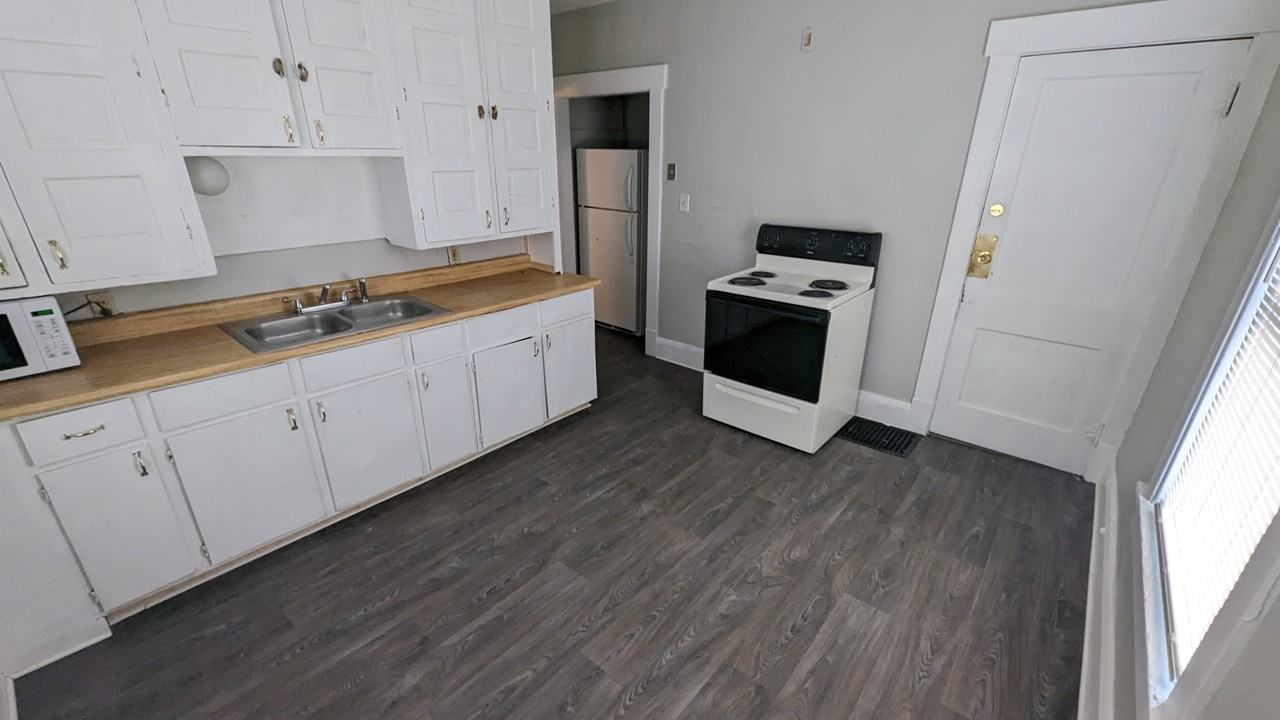 759 Erie St S - Photo 2 of 7
