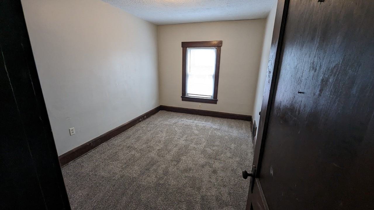 759 Erie St S - Photo 5 of 7