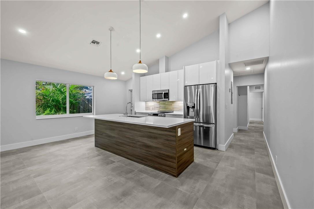 828 Ne 17th Way - Photo 2 of 23