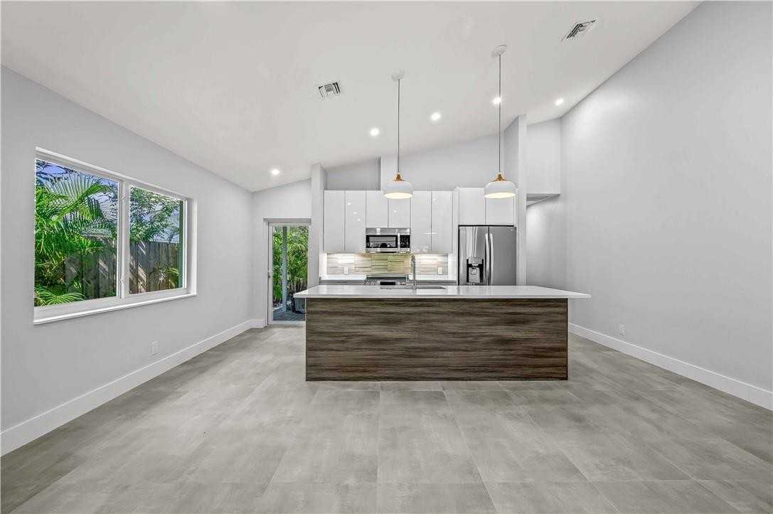 828 Ne 17th Way - Photo 3 of 23