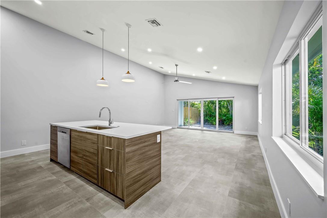 828 Ne 17th Way - Photo 4 of 23