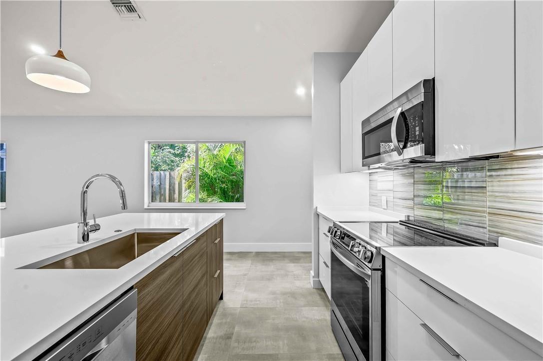 828 Ne 17th Way - Photo 5 of 23