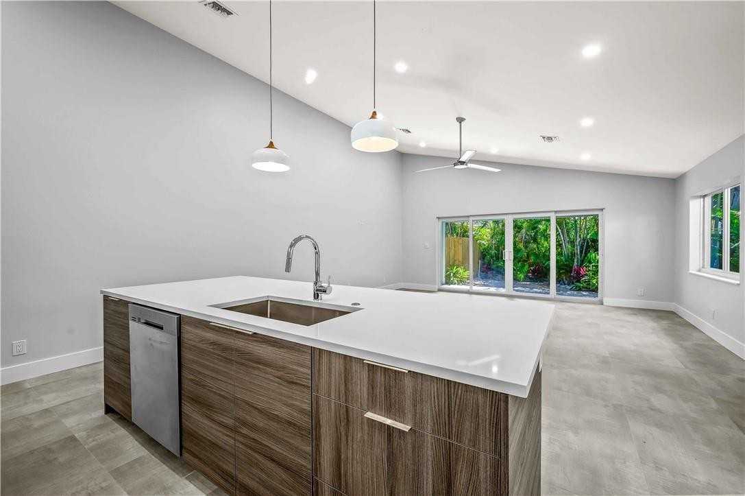 828 Ne 17th Way - Photo 7 of 23