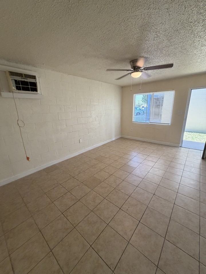 1600 N Fairfield St #6 - Photo 2 of 6