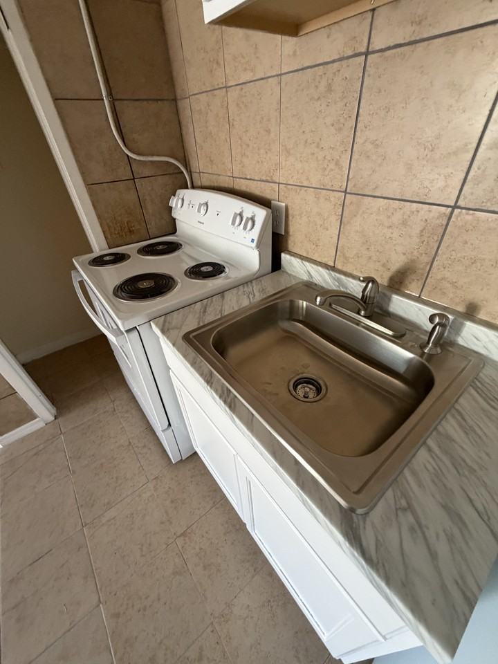 1600 N Fairfield St #6 - Photo 5 of 6