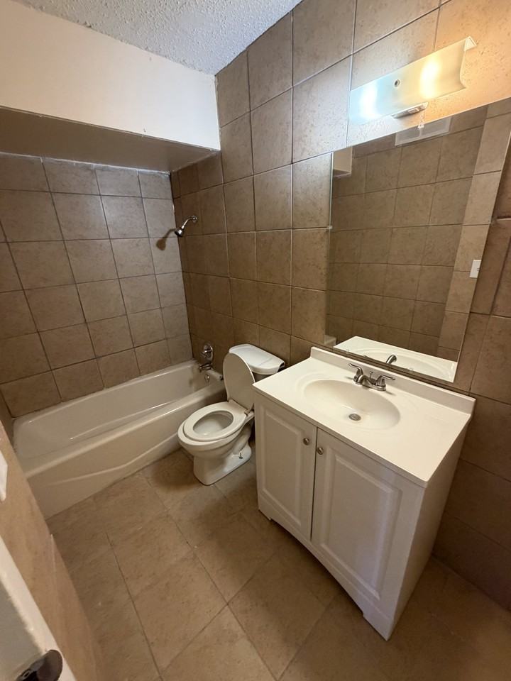 1600 N Fairfield St #6 - Photo 6 of 6