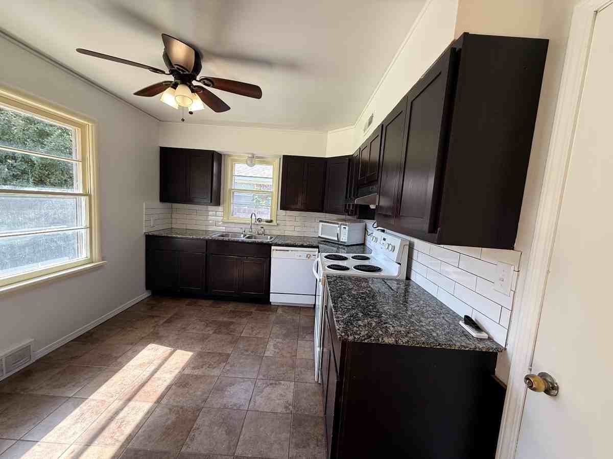 3032 Nw 67th St #1 - Photo 5 of 26