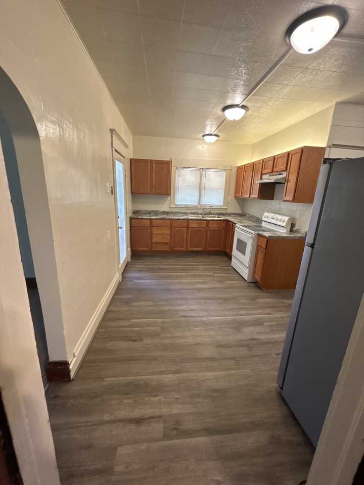 220 Nw 4th St #1 - Photo 6 of 11