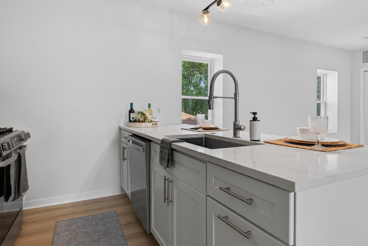 2995 2991 South Clement Avenue2ND FLOOR #2991 - Photo 5 of 36