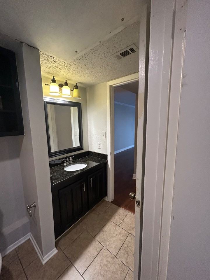 3100 Fairfield Ave - Photo 3 of 10