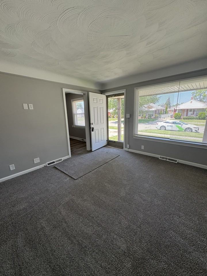 12835 Plum St #1 - Photo 3 of 17