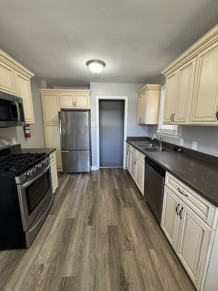 12835 Plum St #1 - Photo 4 of 17