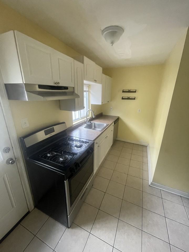 815 Livingston St #1 - Photo 4 of 8