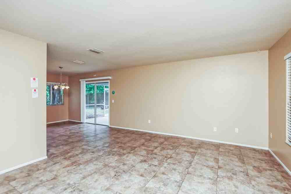 1647 Baker St Ne - Photo 5 of 16