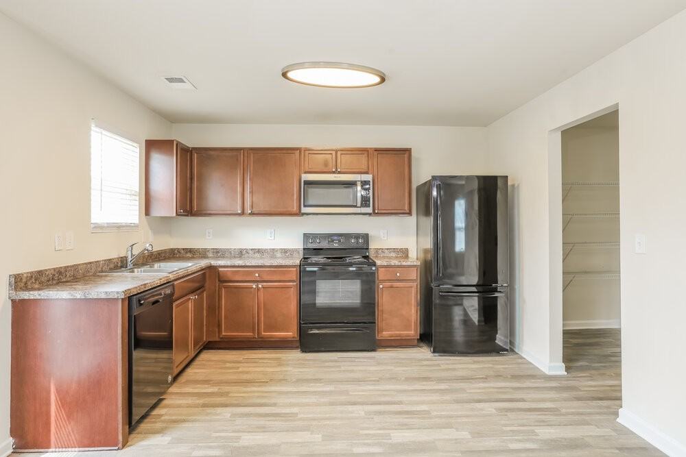 302 Freeman Cir - Photo 7 of 17