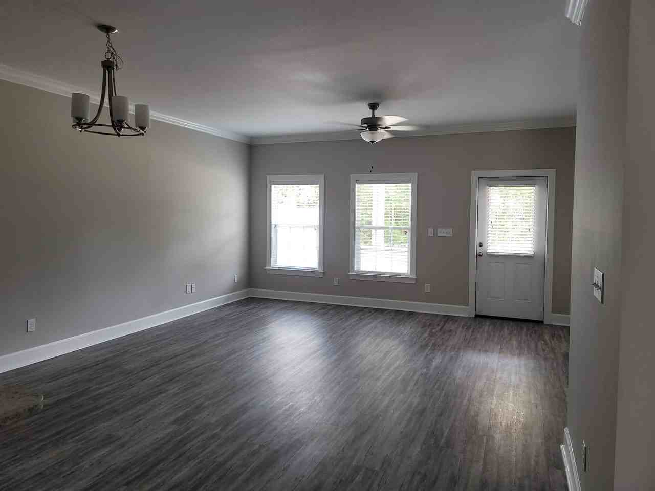 29 Commodore Pl #1 - Photo 2 of 11