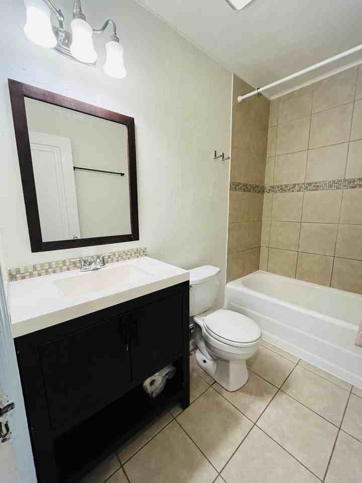 3236 Nw 25th St #1 - Photo 7 of 10