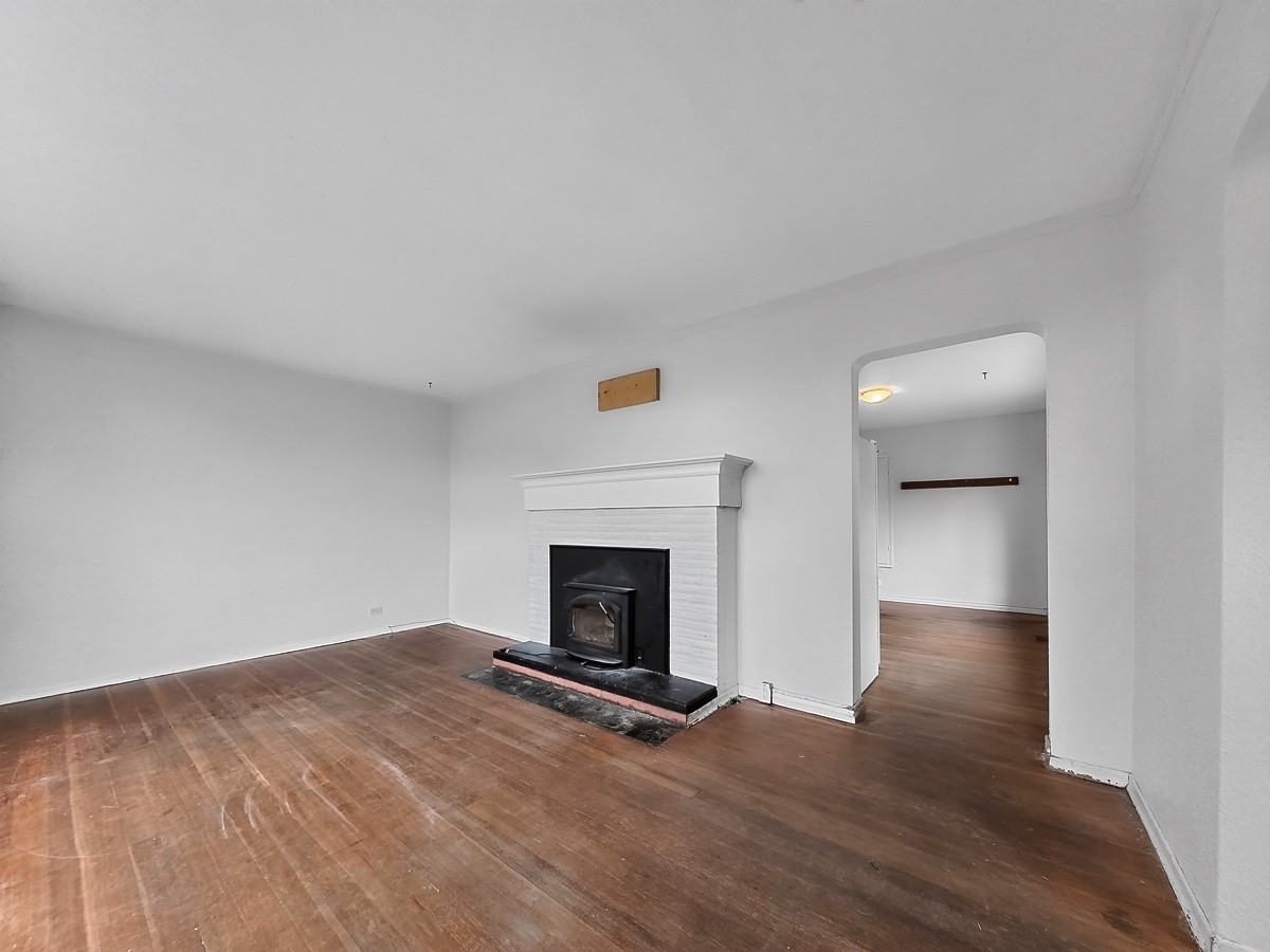 639 Prideaux St - Photo 3 of 44