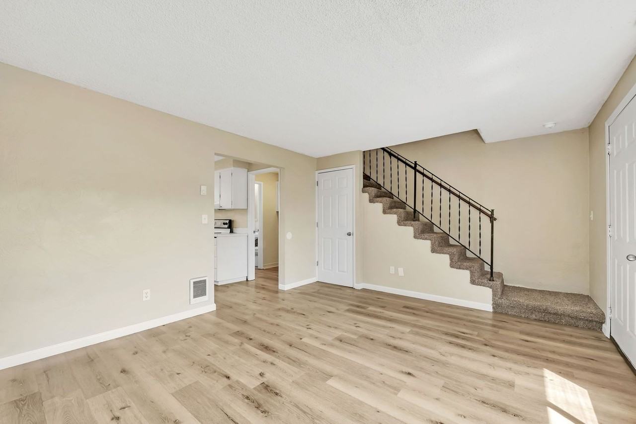 Villa Chateau Apartments - Photo 4 of 38