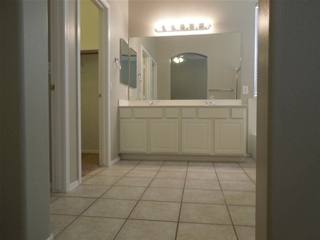 12711 West Earll Drive - Photo 7 of 11