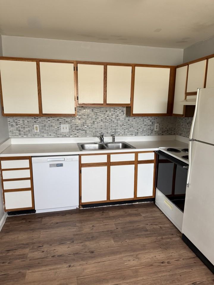 3320 Bridges Street - 1Apt 1 #1 - Photo 3 of 15